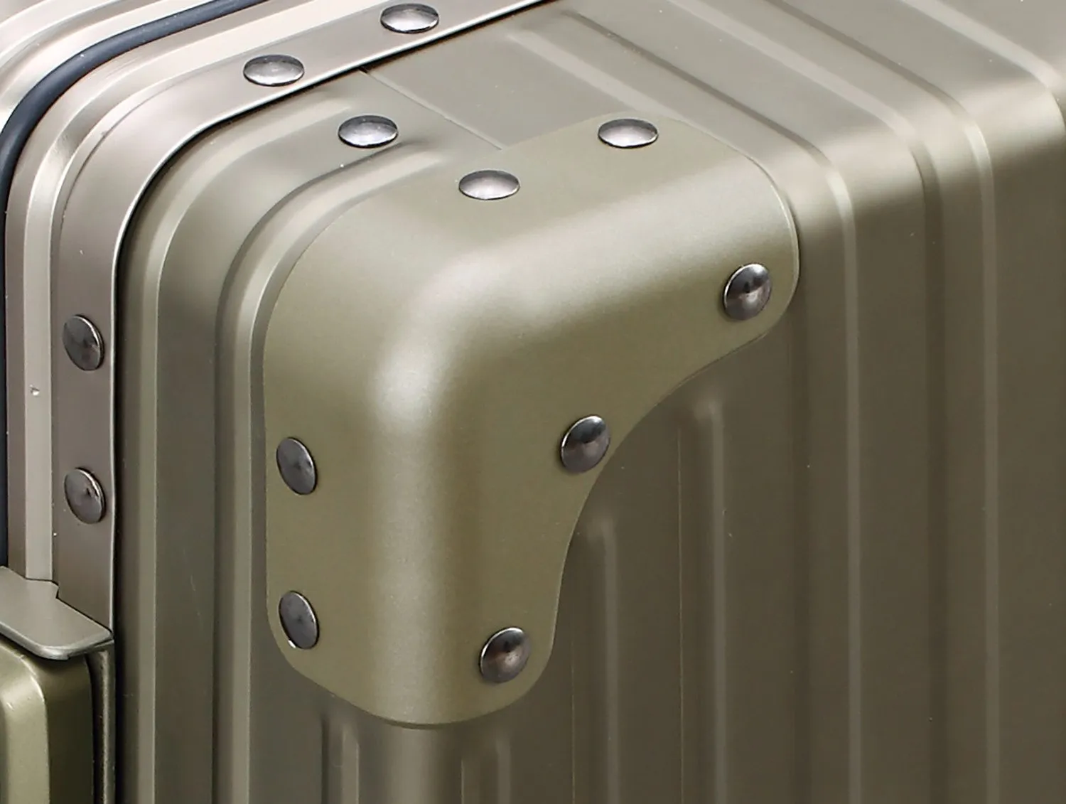 Aleon Classic 19" 4-Wheel International Carry-On