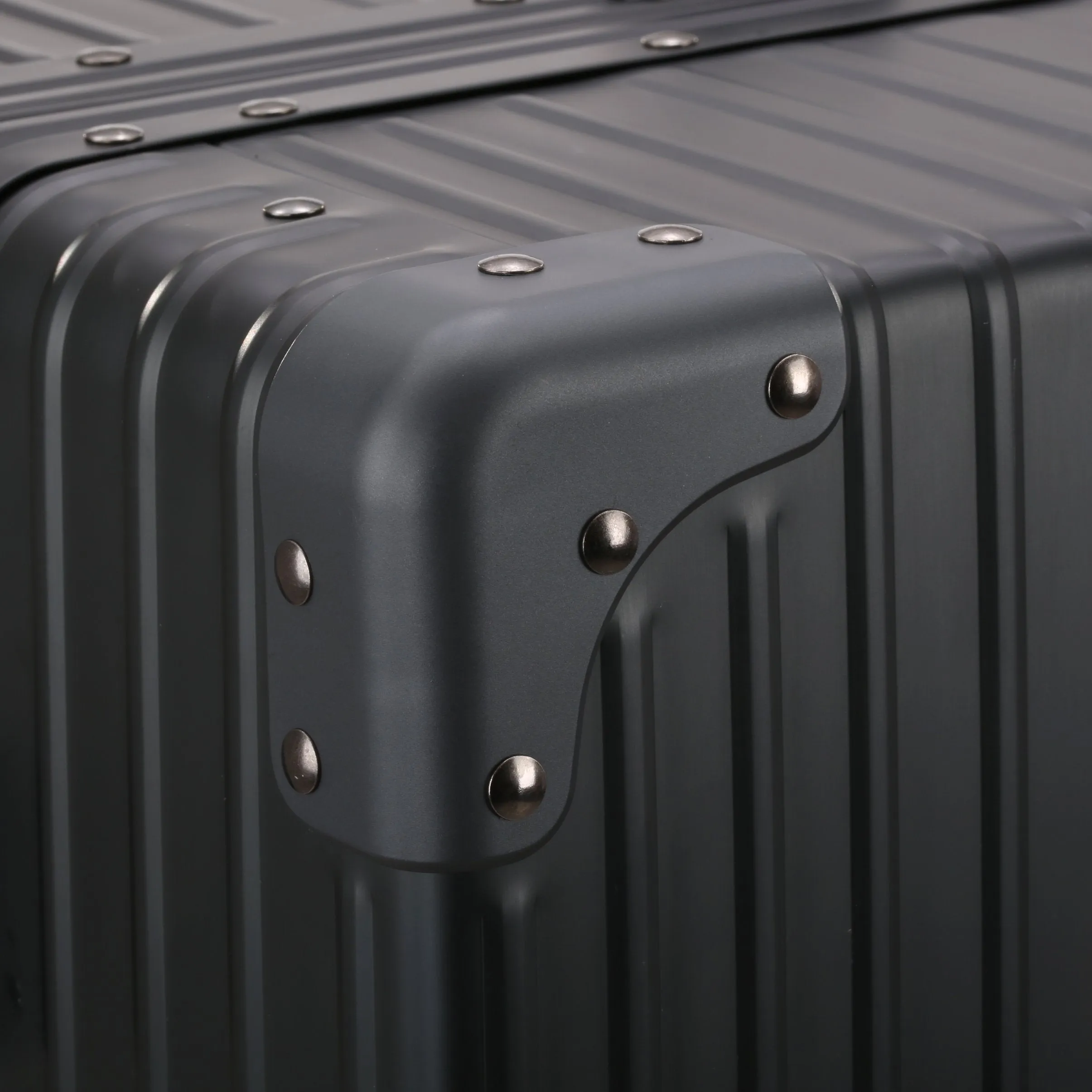 Aleon Classic 21" 4-Wheel Carry-On Luggage