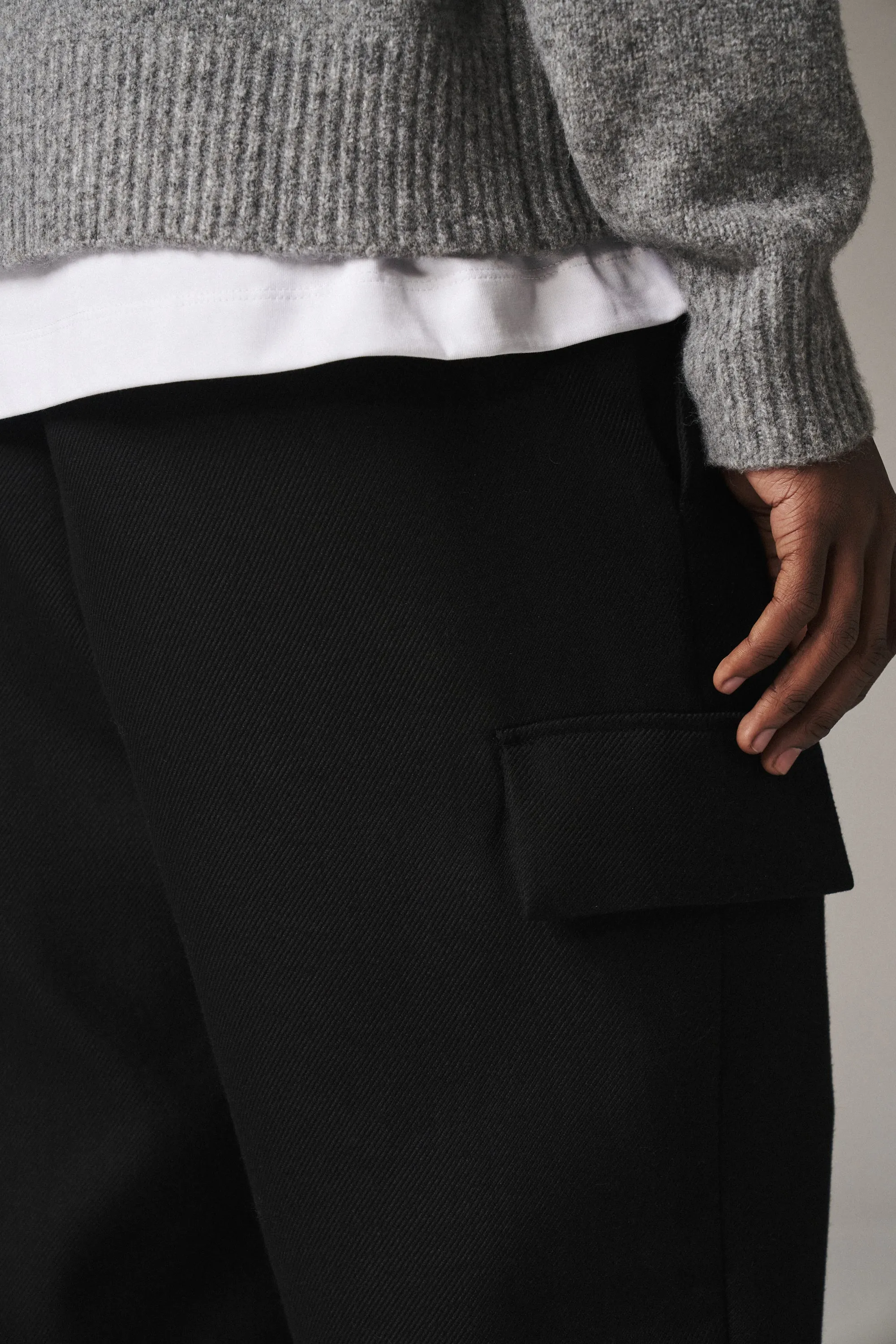 PLEATED WIDE LEG WOOL BLEND TROUSER - BLACK