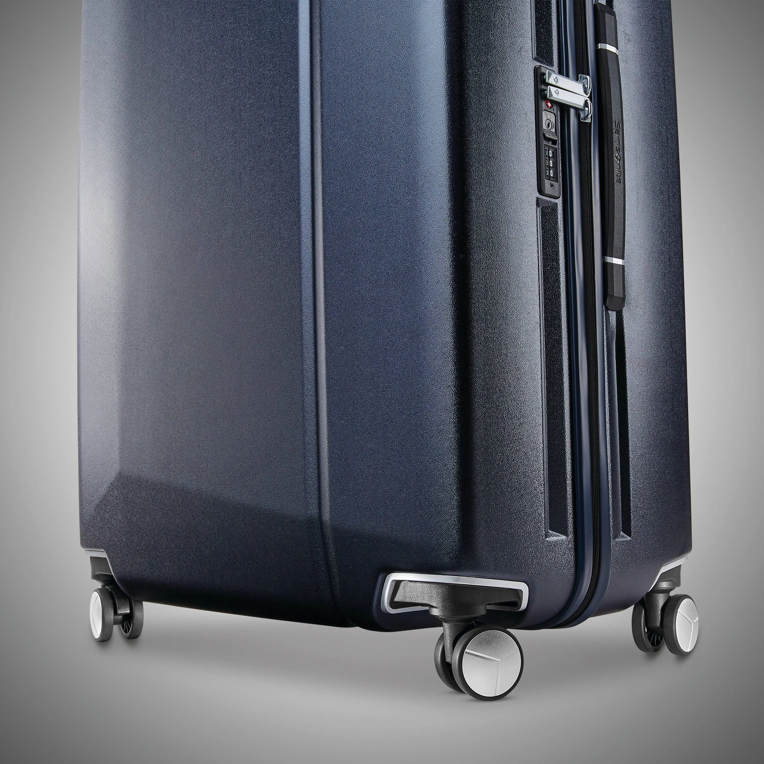 Samsonite Etude 30" 4-Wheel Large Luggage