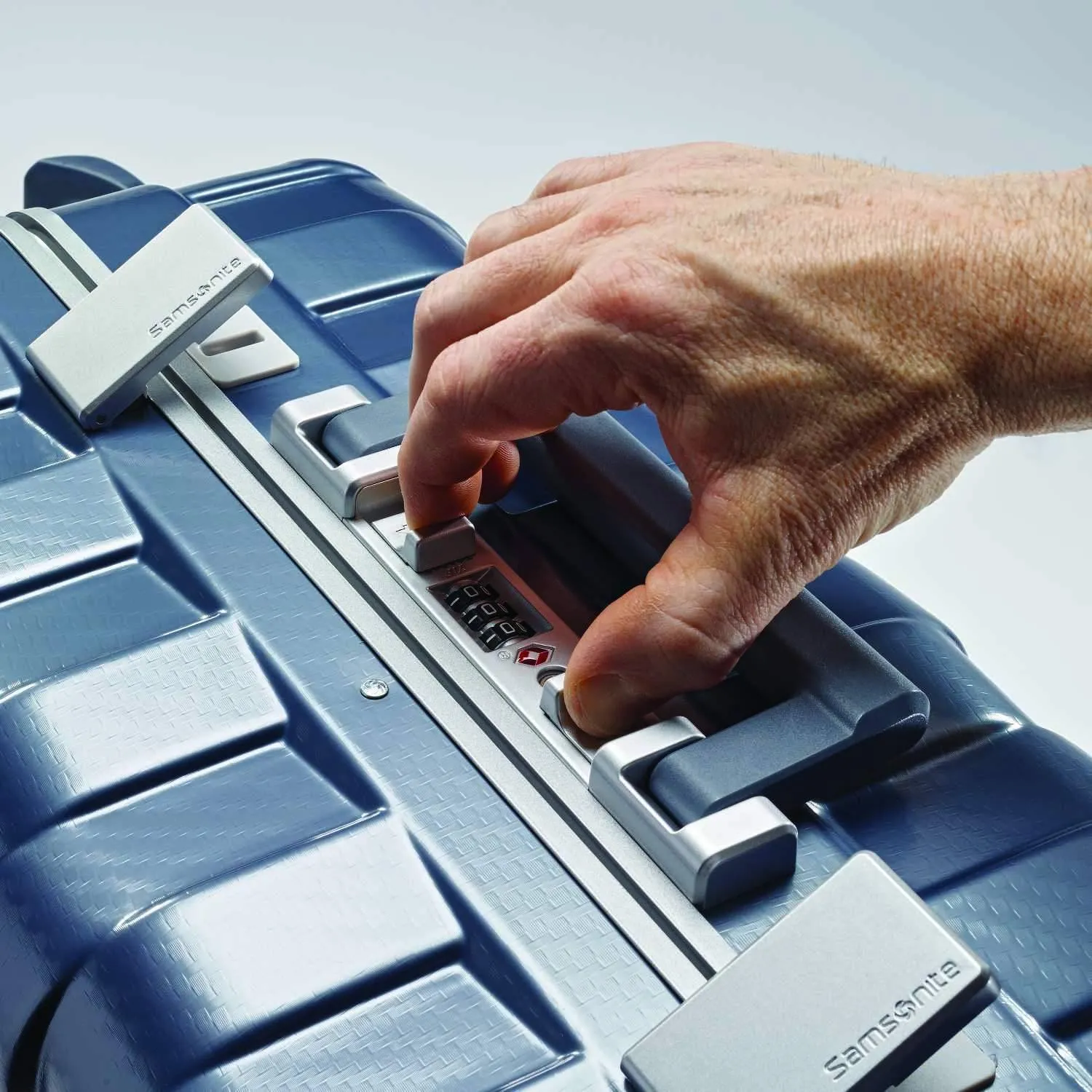 Samsonite Framelock 20" 4-Wheel Carry-On Luggage